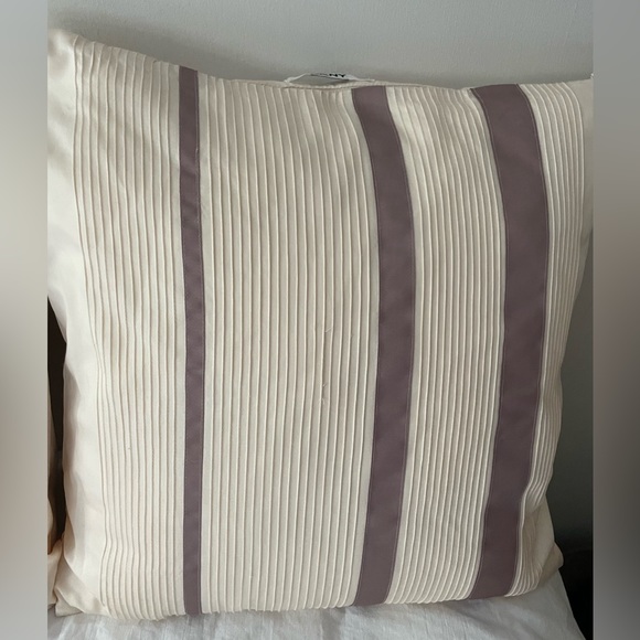 Pair DKNY pillows never used - Picture 2 of 5